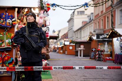 La Policía monta guardia en el mercado navideño de Postdam, ahora vacío tras ser evacuado tras detectar un explosivo ya desactivado, en Postdam (Alemania).