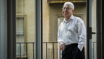 El catedrático Jordi Palafox en el estudio de su casa, en Valencia.