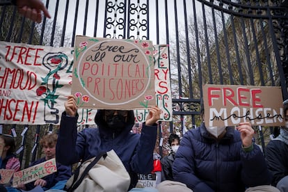 Protesta de estudiantes ante la entrada al campus de Columbia, el 21 de abril en Nueva York.