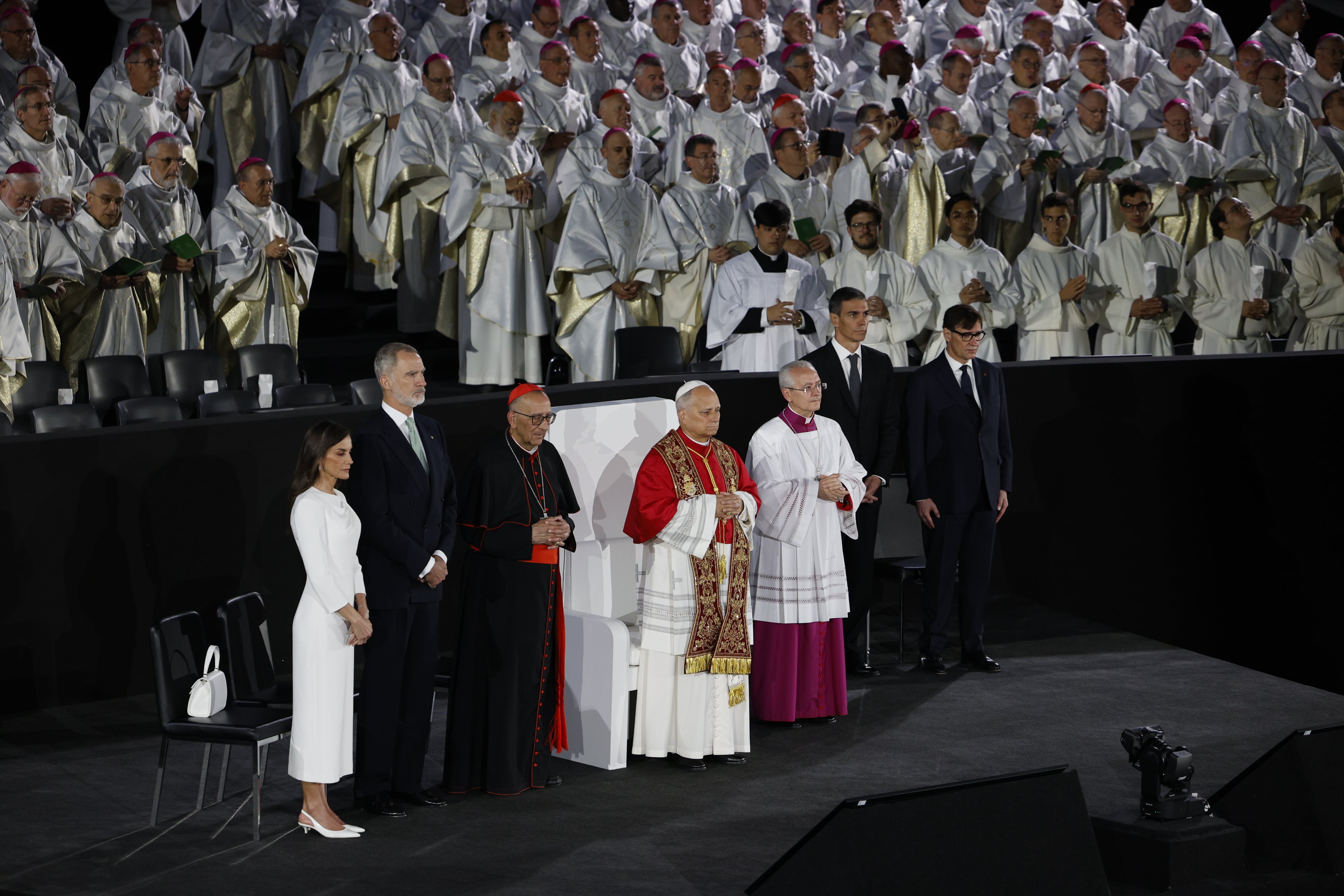 El papa León XIV, acompañado por los Reyes, por el presidente del Gobierno Pedro Sánchez,por el presidente de la Generalitat Savador Illa, y por el arzobispo de Barcelona, Juan José Omella, antes de bendecir la Torre de Jesús al finalizar la misa celebrada en la Sagrada Familia, este miércoles en Barcelona. 