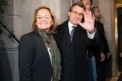 Artur Mas y su esposa, Helena Rakosnik, llegan al hotel Majestic de Barcelona, donde CiU sigue los resultados de la noche electoral catalana.