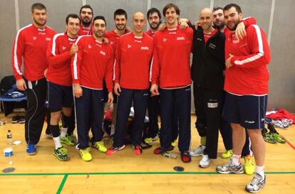 Los jugadores de la selecci&oacute;n, tras el entrenamiento de ayer.