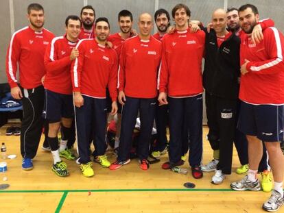 Los jugadores de la selección, tras el entrenamiento de ayer.