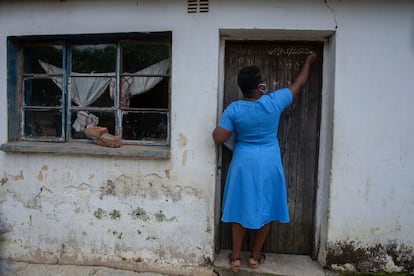 Una sanitaria hace una marca en la puerta para indicar que todos los niños menores de cinco años de esa casa recibieron vacunas contra la poliomielitis en el municipio de Chilinde, en Lilongwe, el 21 de marzo.