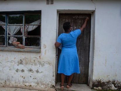 Una sanitaria hace una marca en la puerta para indicar que todos los niños menores de cinco años de esa casa recibieron vacunas contra la poliomielitis en el municipio de Chilinde, en Lilongwe, el 21 de marzo.