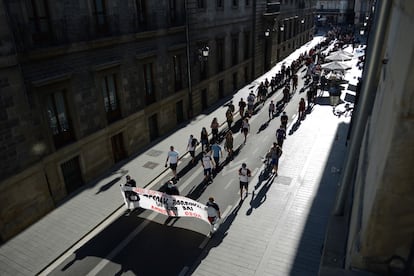 Manifestantes marchan por las calles de Vitoria este sábado en apoyo al preso etarra Patxi Ruiz.