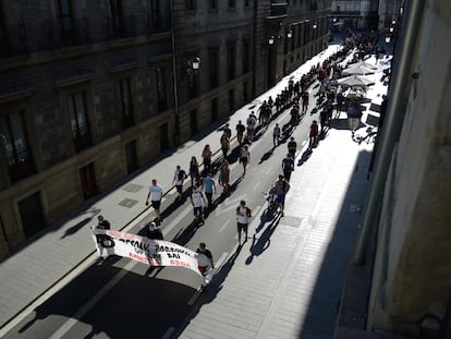 Manifestantes marchan por las calles de Vitoria este sábado en apoyo al preso etarra Patxi Ruiz.