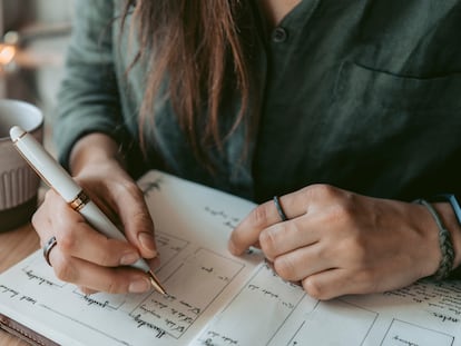 El método bullet journal es perfecto para organizarse la semana de manera personalizada. GETTY IMAGES.