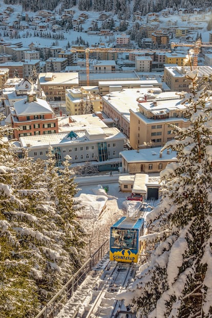 El funicular que lleva hasta el hotel Schatzalp, con la ciudad de Davos al fondo.