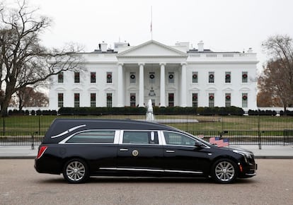 El coche fúnebre pasa por delante de la Casa Blanca de camino a la Catedral Nacional de Washington.
