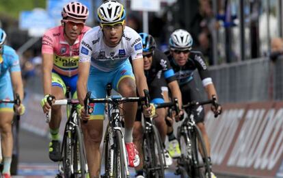 Contador, Aru, Porte y Urán, de izquierda a derecha, cruzan juntos la línea de meta.