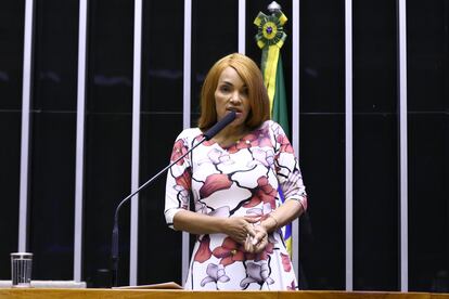 A deputada federal Flordelis, ao fazer sua defesa no Plenário da Câmara.