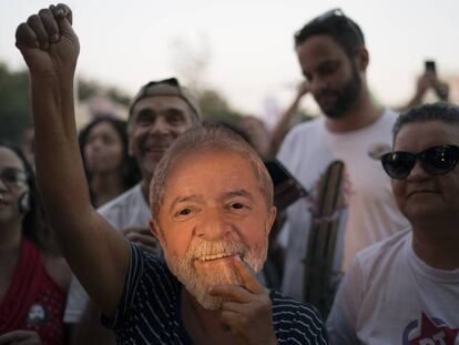 Manifestante com máscara do ex-presidente.