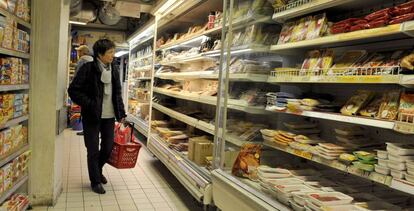 Un cliente observa las estanter&iacute;as de un supermercado en Par&iacute;s.