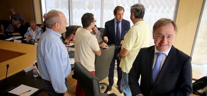 El consejero de Hacienda, Juan Carlos Moragues, en primer plano, antes de sentarse con los sindicatos de la Mesa General de la Función Pública.
