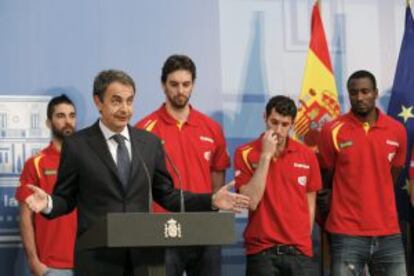 Zapatero recibe a la selección española de baloncesto.