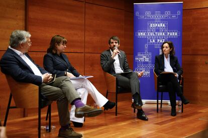 El ministro de Cultura, Ernest Urtasun, el comisario literario del programa, Antonio Monegal (i), la directora general del Libro, del Cómic y de la Lectura, María José Gálvez (2i), y la directora de Programación de Acción Cultural Española (AC/E), Inmaculada Ballesteros (d), durante la presentación del programa de la próxima Feria del Libro de Bogotá.