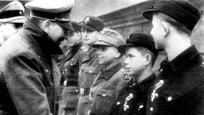 A última foto de Hitler antes de seu suicídio, em um ato com membros das Juventudes Hitleristas condecorados, no exterior do 'bunker' da Chancelaria.