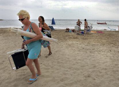 Un vertido de gasóleo cierra la playa de L'Albufereta de Alicante