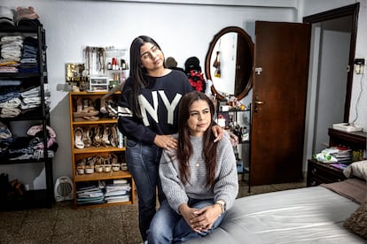 Sara (izquierda) y su madre Tatiana Quimbaya, en su casa de Benetússer, esta semana.