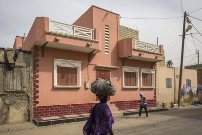 Esta casa puede resumir las nuevas tendencias estéticas de los habitantes de la isla. La edificación de la primera década del siglo XX infringe las normas del PSMV en cuanto a colores, materiales y diseño arquitectural. Pese a la existencia de instrumentos legales y comisiones de seguimiento de obras en la isla, la obra no ha sido parada ni se ha multado a los propietarios. Según Fatima Fall, del CRDS, estos casos son vistos por el vecindario como laxitud de las autoridades y un precedente si alguno quiere seguir este camino.