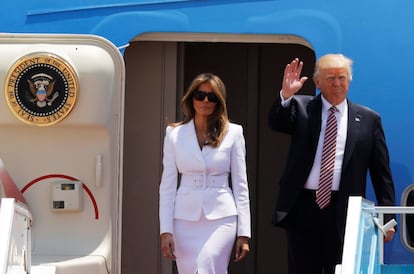 Donald y Melania Trump saludan desde el Air Force One al llegar a Tel Aviv.