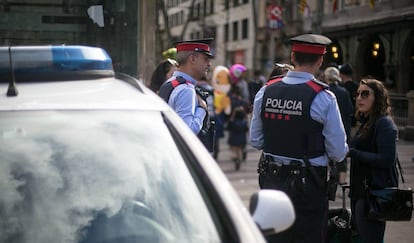 Dos mossos d'esquadra patrullan por Barcelona.