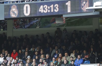 Tribuna del Bernabéu durante el derbi.