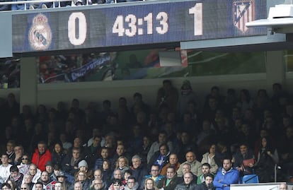 Tribuna del Bernab&eacute;u durante el derbi.