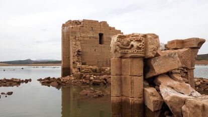 Capiteles de la iglesia románica de Cenera de Zalima, en el embalse de Aguilar de Campoo (PAlencia)