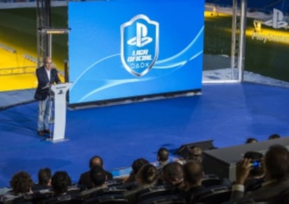 James Armstrong, vicepresidente de Sony Computer Entertaiment para el sur de Europa, presidiendo el acto de presentación de la Liga PlayStation en el Santiago Bernabéu.