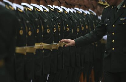 Un miembro de la guardia de honor comprueba con una cuerda la alineación de los efectivos, antes de la ceremonia de bienvenida del primer ministro griego, Alexis Tsipras, en Pekín, China.