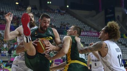 Valanciunas atrapa la pelota.