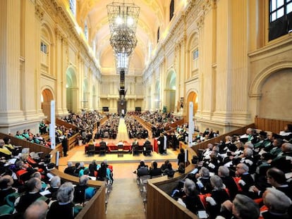 Aula magna de Santa Lucía durante la apertura del curso en la Universidad de Bolonia en 2009.