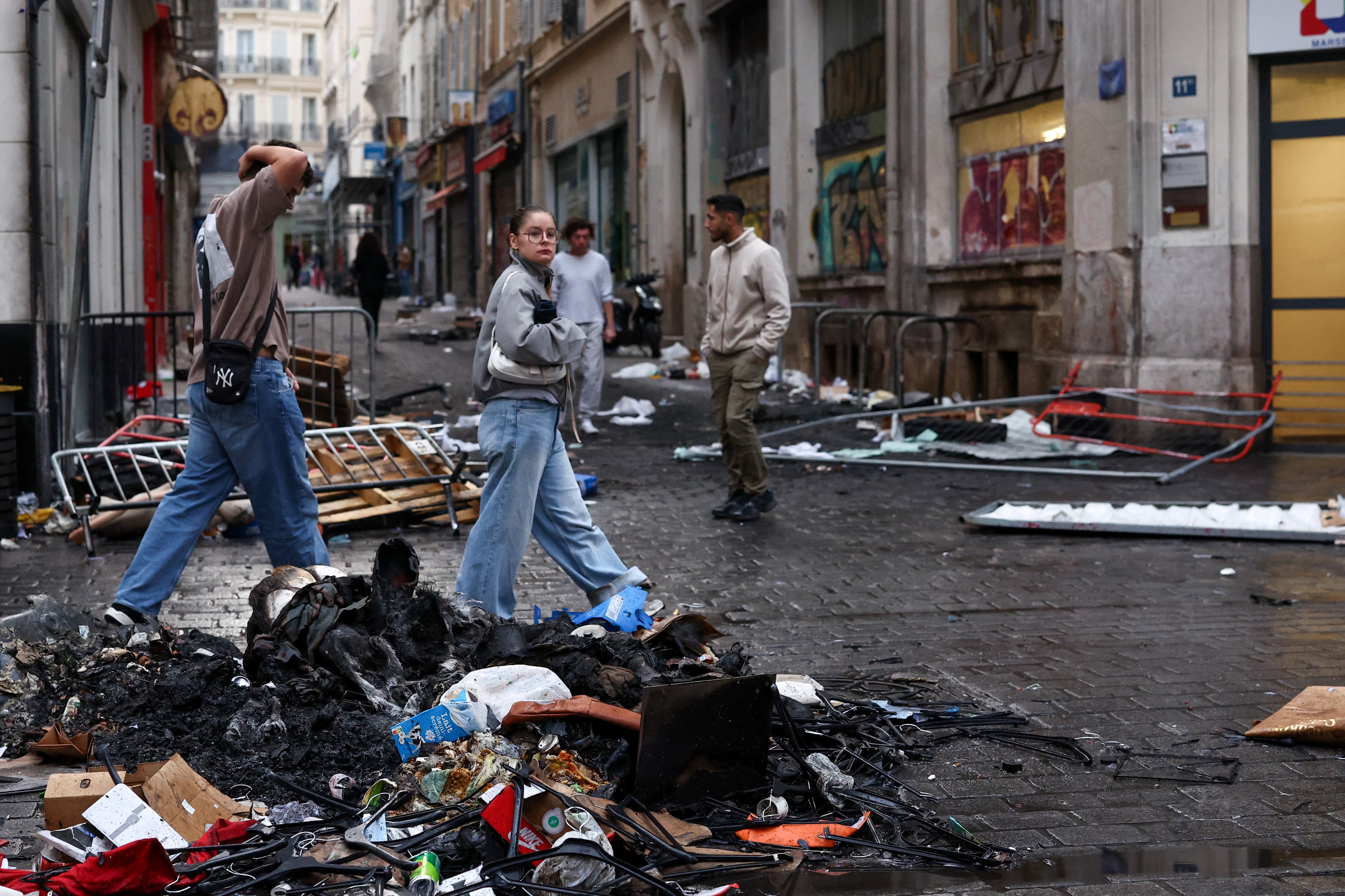 Francia hace balance tras el mayor estallido de violencia y caos en décadas: 1.800 detenidos y un millar de comercios saqueados