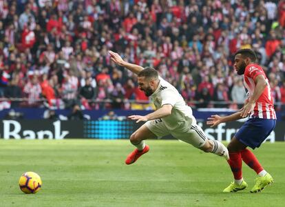 El defensa del Real Madrid Carvajan cae al suelo después de una jugada con Lemar.