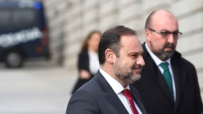 Desde la izquierda, el entonces ministro José Luis Ábalos y su asesor Koldo García, a su llegada al Congreso en 2019.