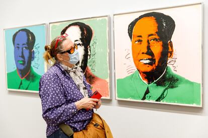 Una señora observa los retratos de Mao Zedong, realizados por Andy Warhol, en el museo Albertina.