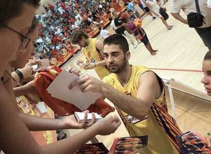 Navarro firma autógrafos tras el entrenamiento de ayer.