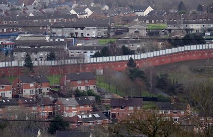 São conhecidos como muros da paz, mas inevitavelmente recordam a sua ausência. Começaram a ser construídos pelo Exército britânico em 1969, quando estourou o conflito que marcaria a Irlanda do Norte durante 30 anos. Seu objetivo era minimizar a violência entre as comunidades católica e protestante, separando seus respectivos bairros.