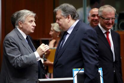 Jean Claude Trichet, presidente del BCE, a la izquierda, conversa con Evangelos Venizelos, ministro griego de Economía.