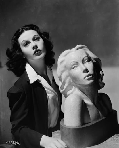 Junto a su escultura, de Nina Saemundsson, en 1939.