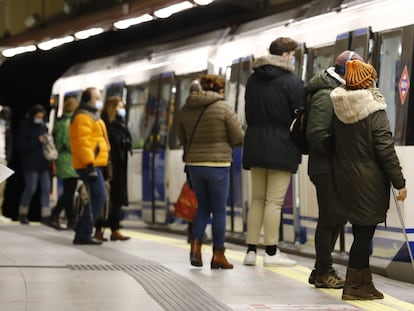 Varias personas esperan para subirse al vagón en una estación del Metro de Madrid.