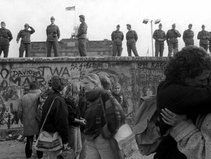 Os alemães comemoram a queda do Muro de Berlim, em 15 de novembro de 1989, uma semana após o fim do bloqueio entre o leste e o oeste da cidade.