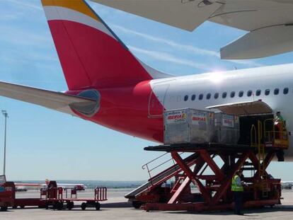 Un avión de Iberia recibiendo carga para un vuelo.