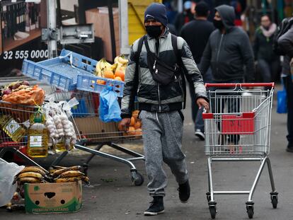 Un hombre recorre uno de los pasillos del Mercado Central de Santiago jalando un carro de supermercado, en una imagen de archivo.