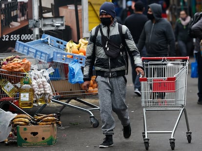 Un hombre recorre uno de los pasillos del Mercado Central de Santiago jalando un carro de supermercado, en una imagen de archivo.