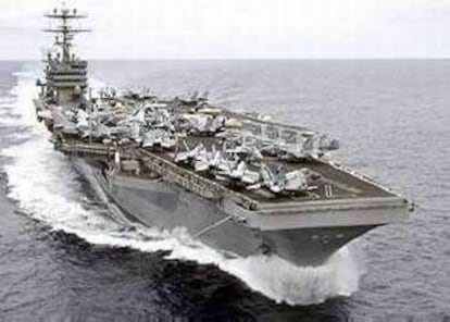 Unidades: Junto al USS KITTY HAWK, capitanea la 7ª Flota
Longitud: 333 metros
Anchura cubierta de vuelo: 77 metros
Manga: 41 metros
Desplazamiento: 97.000 toneladas
Velocidad: 30 nudos
Propulsión: Dos reactores nucleares
Tripulación: 3.200 tripulación del barco y 2.500 de apoyo aeronaves
Aviones a bordo: 85
Armamento: Lanzaderas de misiles Sea Sparrow, 4 montajes de 20 mm Phalanx
Fabricante: Newport News Shipbuilding Co., Newport News, Va
Entrada en servicio: 13 de marzo de 1982