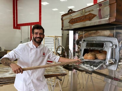 EL PANADERO DANIEL RAMOS EN SU OBRADOR DE CHICLANA / CAPEL