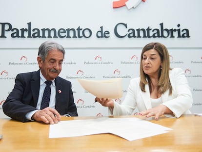 El secretario general del PRC, Miguel Ángel Revilla, y la presidenta del PP, María José Sáenz de Buruaga, firman el acuerdo.